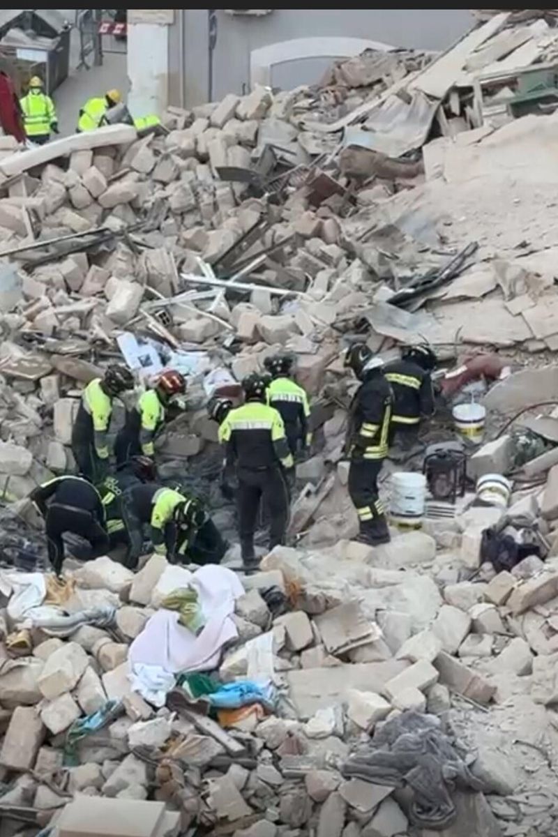 Crollo della palazzina a Bari, continuano le ricerche di una donna sotto le macerie