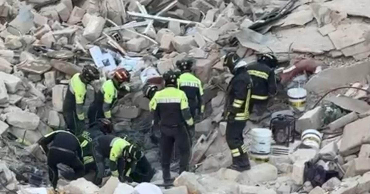 Crollo della palazzina a Bari, continuano le ricerche di una donna sotto le macerie 