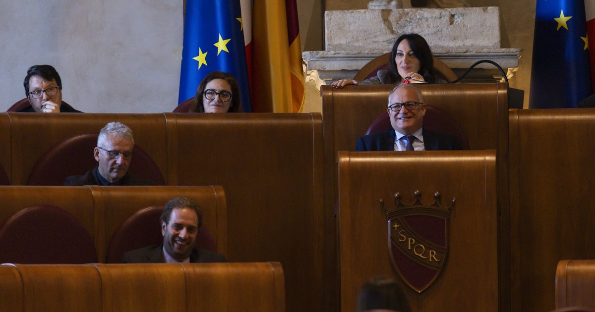 Rifiuta il tablet e pretende la carta, la tecnologia fuori dal Campidoglio