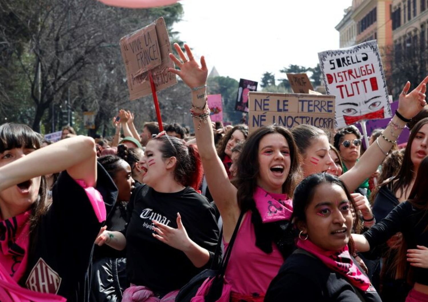 Una donna su due festeggia l'8 marzo, gradita la mimosa