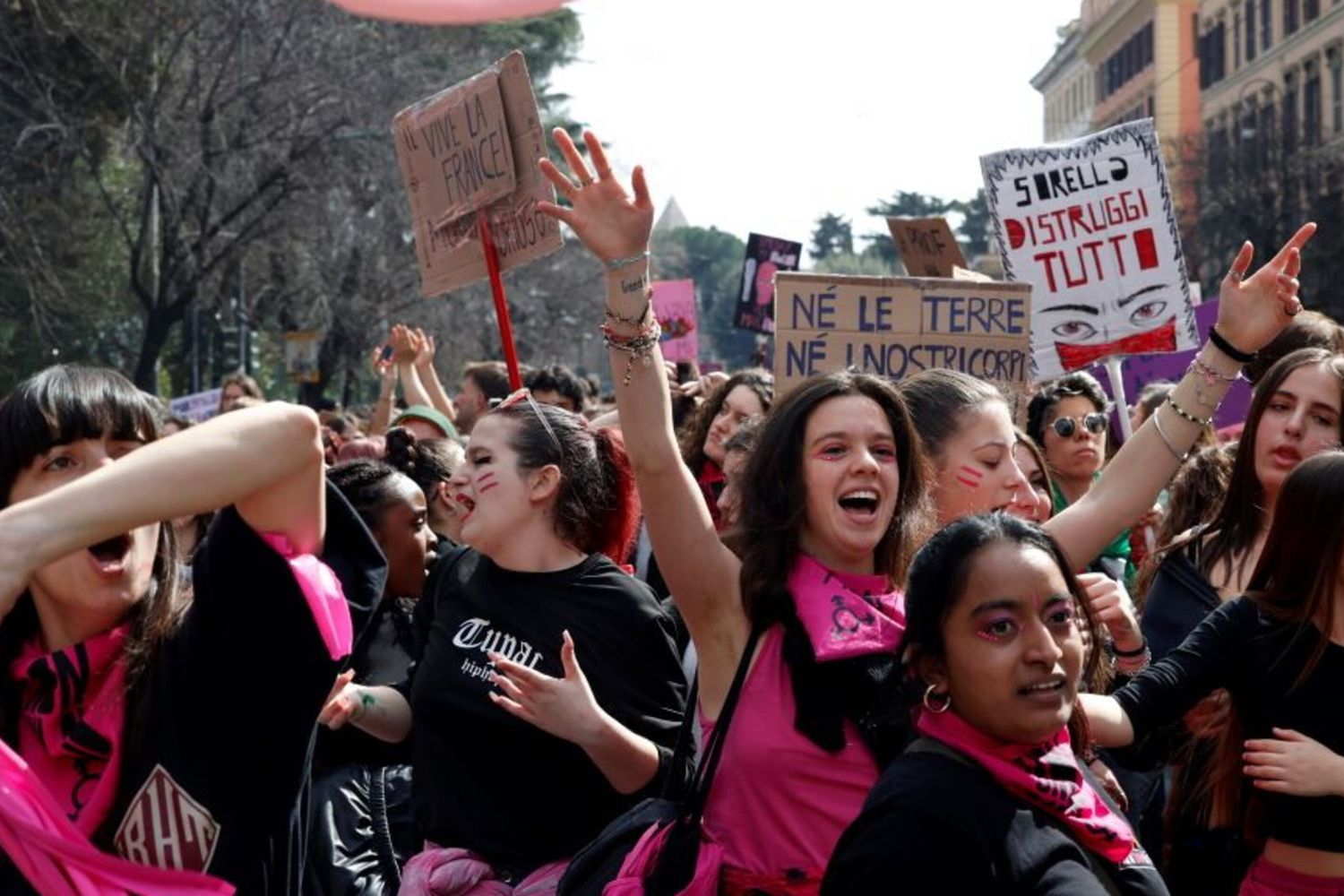 Una donna su due festeggia l'8 marzo, gradita la mimosa