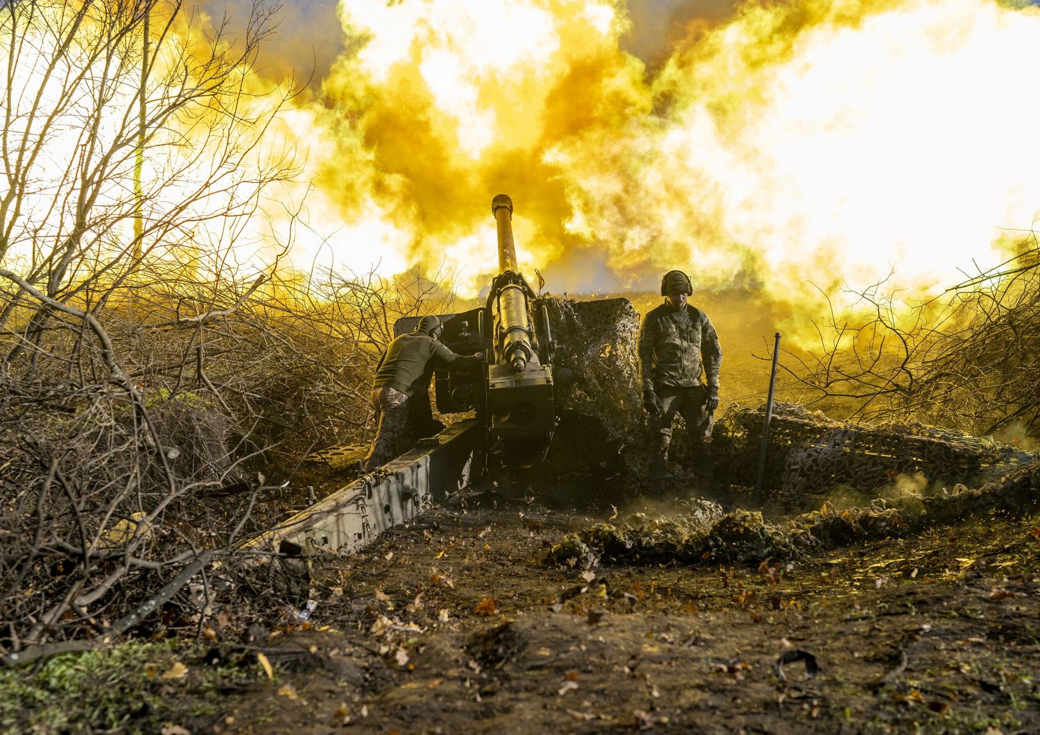 Un artigliere ucraino spara contro posizioni russe a Bakhmut durante la controffensiva di Kiev di fine anno