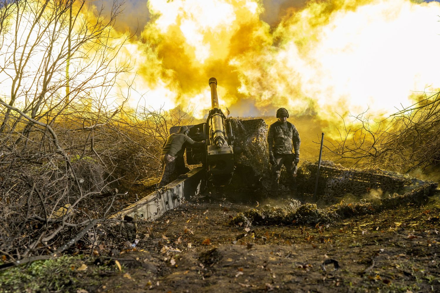 Un artigliere ucraino spara contro posizioni russe a Bakhmut durante la controffensiva di Kiev di fine anno