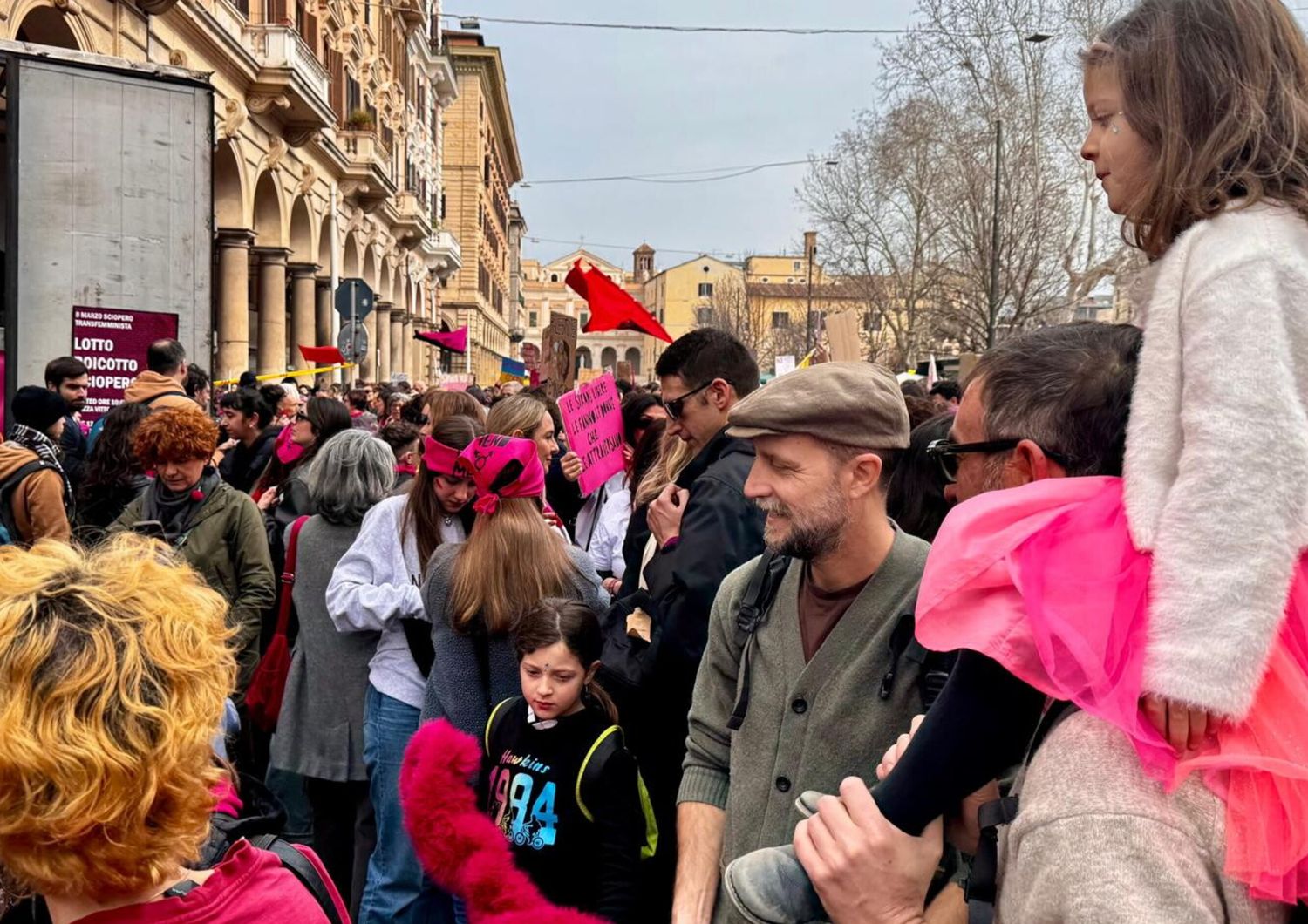 8 marzo corteo a roma flash mob slogan e poche mimose