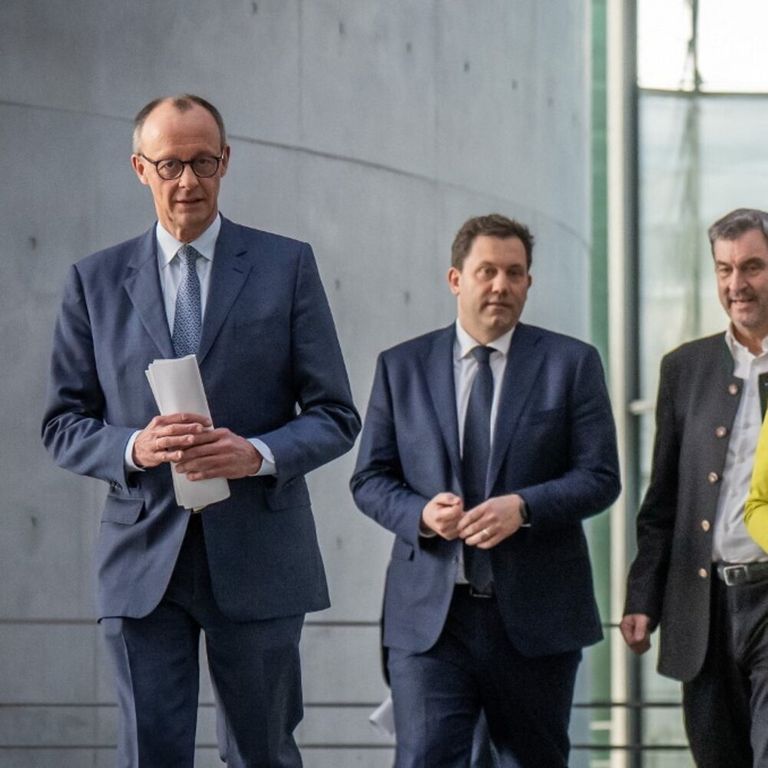 Merz, candidato cancelliere della CDU e presidente federale della CDU, Lars Klingbeil, presidente federale della SPD e capogruppo parlamentare della SPD, Markus Söder (CSU), ministro presidente della Baviera e presidente della CSU, e Saskia Esken, presidente federale della SPD, partecipano a una conferenza stampa dopo i colloqui esplorativi tra CDU/CSU e SPD al Bundestag.