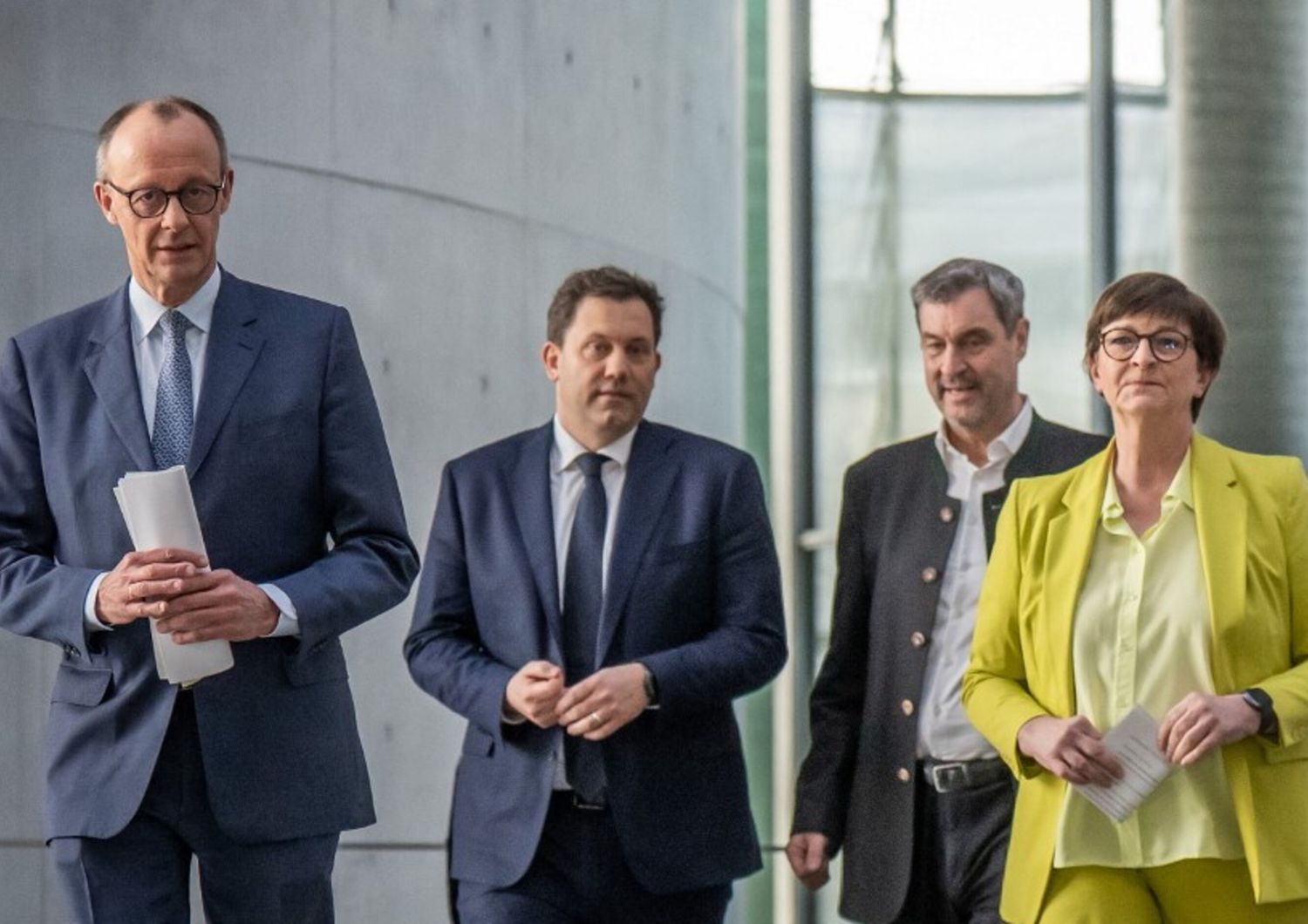 Merz, candidato cancelliere della CDU e presidente federale della CDU, Lars Klingbeil, presidente federale della SPD e capogruppo parlamentare della SPD, Markus Söder (CSU), ministro presidente della Baviera e presidente della CSU, e Saskia Esken, presidente federale della SPD, partecipano a una conferenza stampa dopo i colloqui esplorativi tra CDU/CSU e SPD al Bundestag.