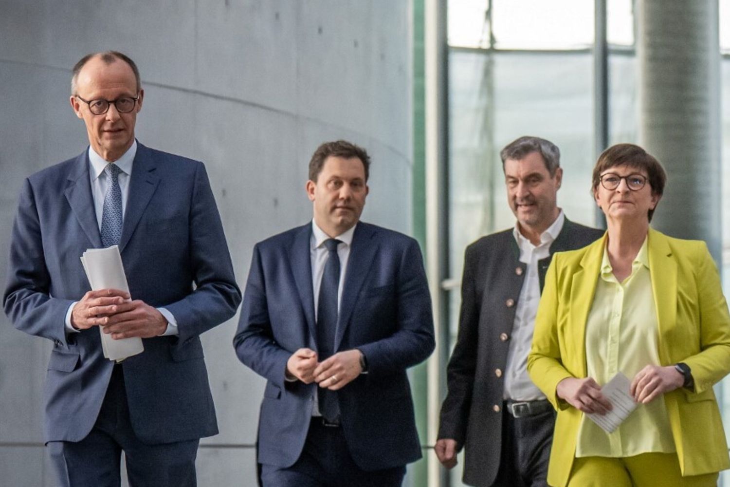 Merz, candidato cancelliere della CDU e presidente federale della CDU, Lars Klingbeil, presidente federale della SPD e capogruppo parlamentare della SPD, Markus Söder (CSU), ministro presidente della Baviera e presidente della CSU, e Saskia Esken, presidente federale della SPD, partecipano a una conferenza stampa dopo i colloqui esplorativi tra CDU/CSU e SPD al Bundestag.
