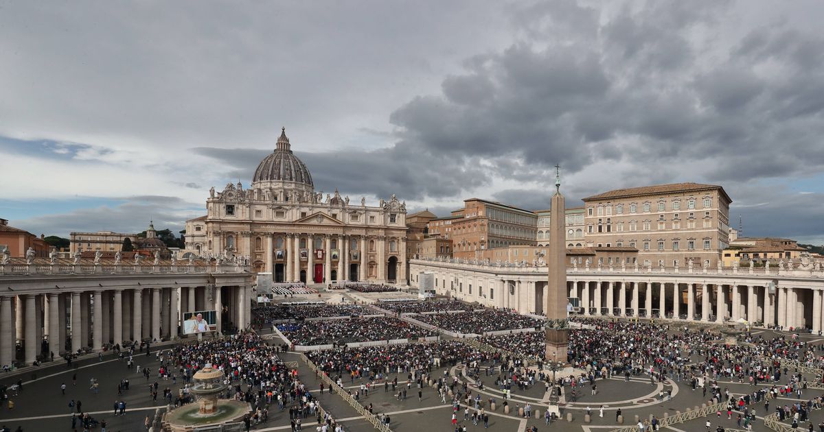 Nel colonnato di San Pietro l