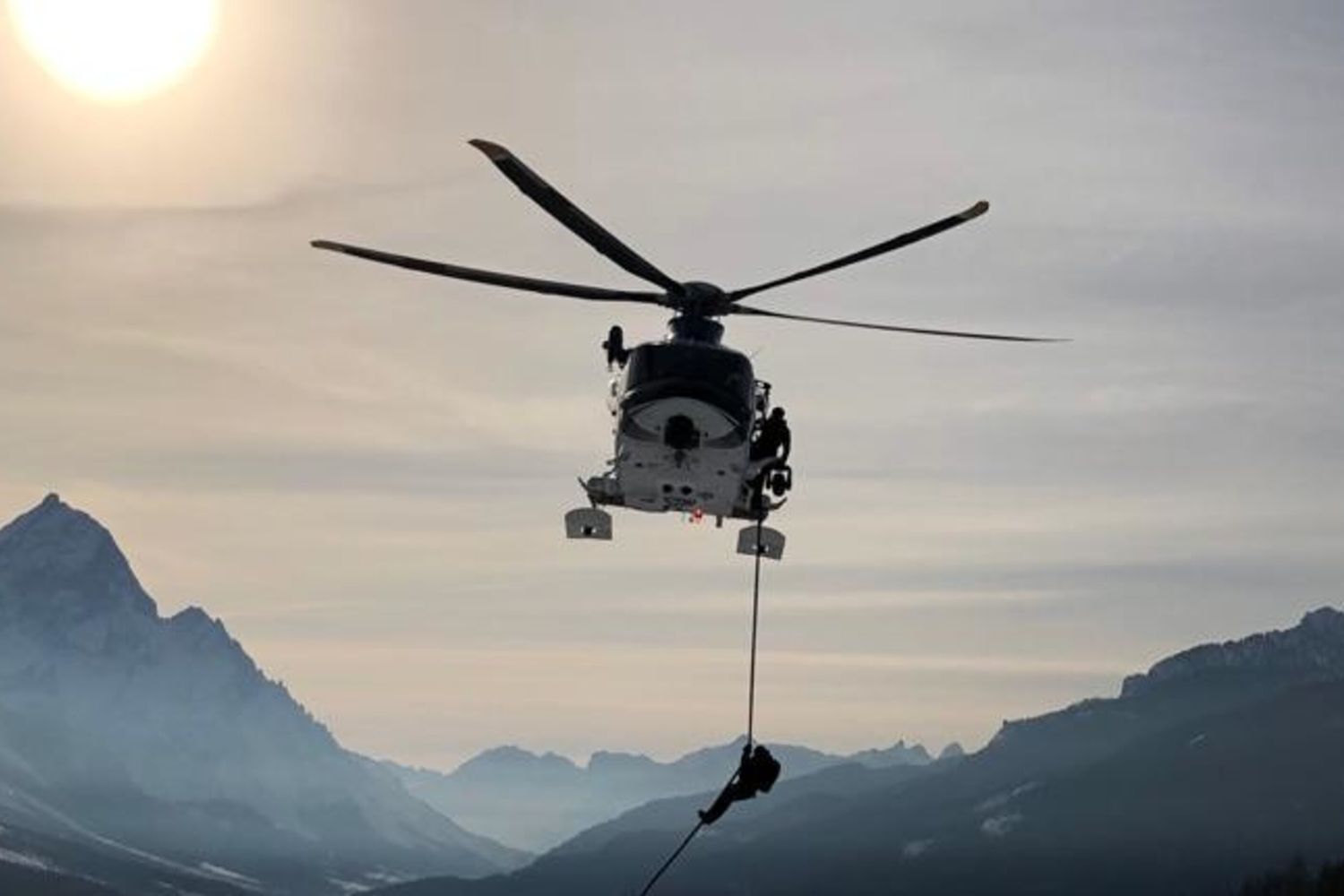 Un elicottero della polizia impegnato in un soccorso sulla neve