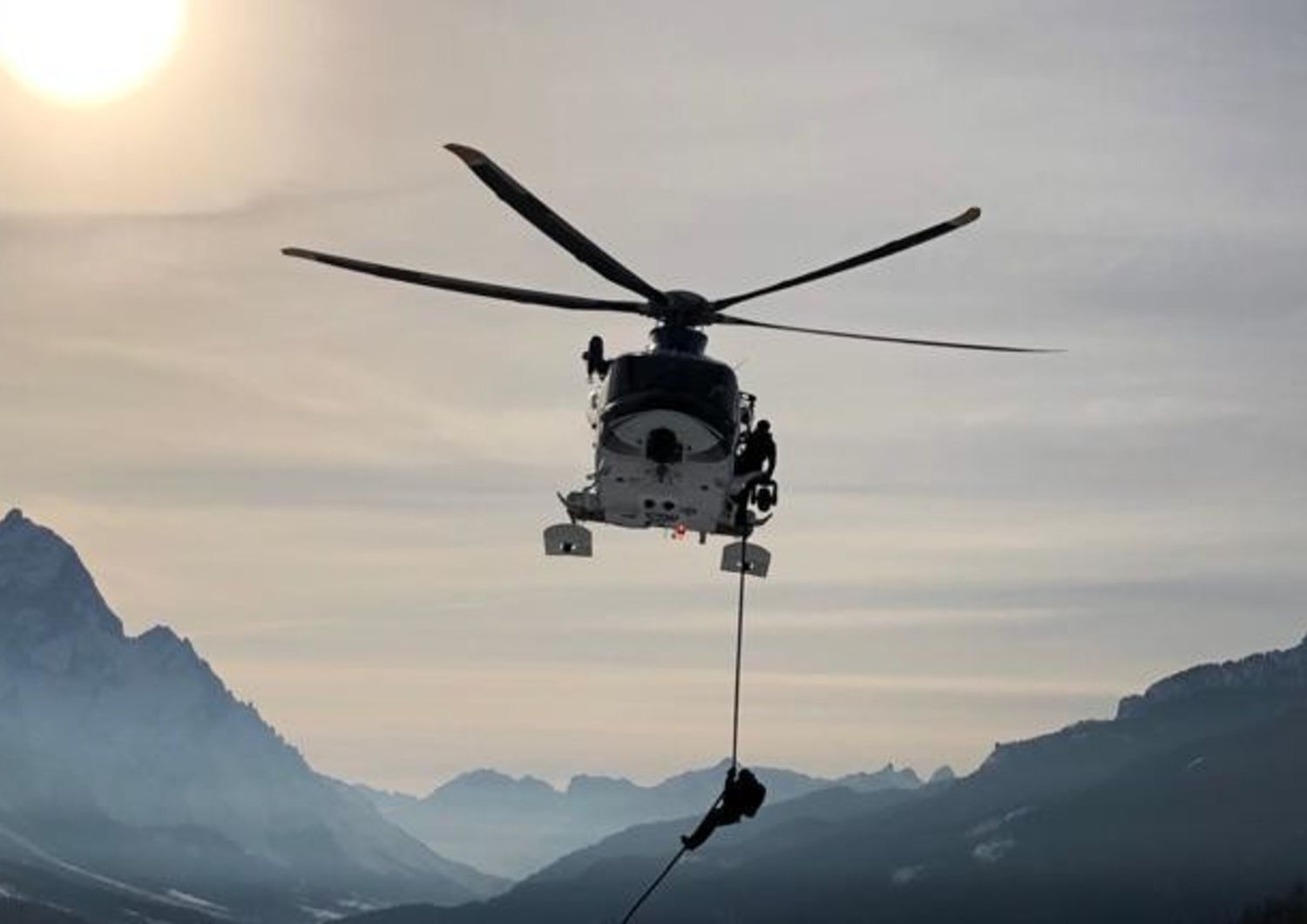 Un elicottero della polizia impegnato in un soccorso sulla neve