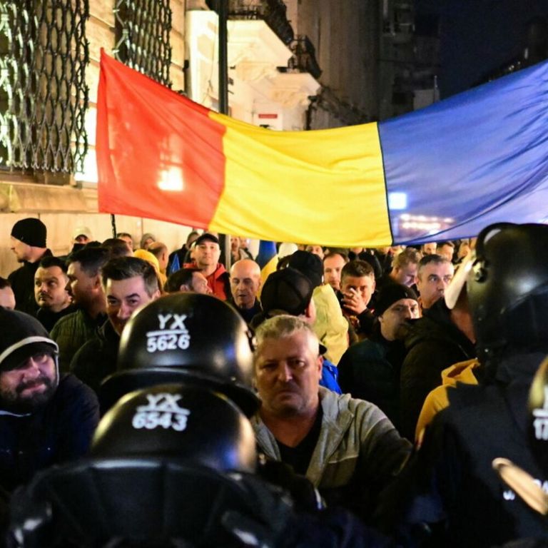 Romania, respinta la candidatura di Georgescuh alle presidenziali. Scontri a Bucarest