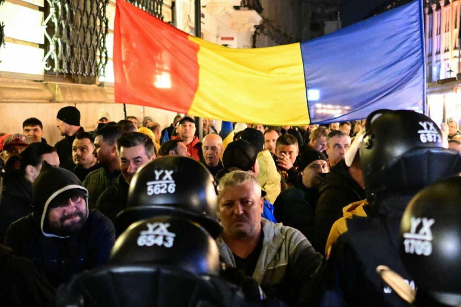 Romania, respinta la candidatura di Georgescuh alle presidenziali. Scontri a Bucarest