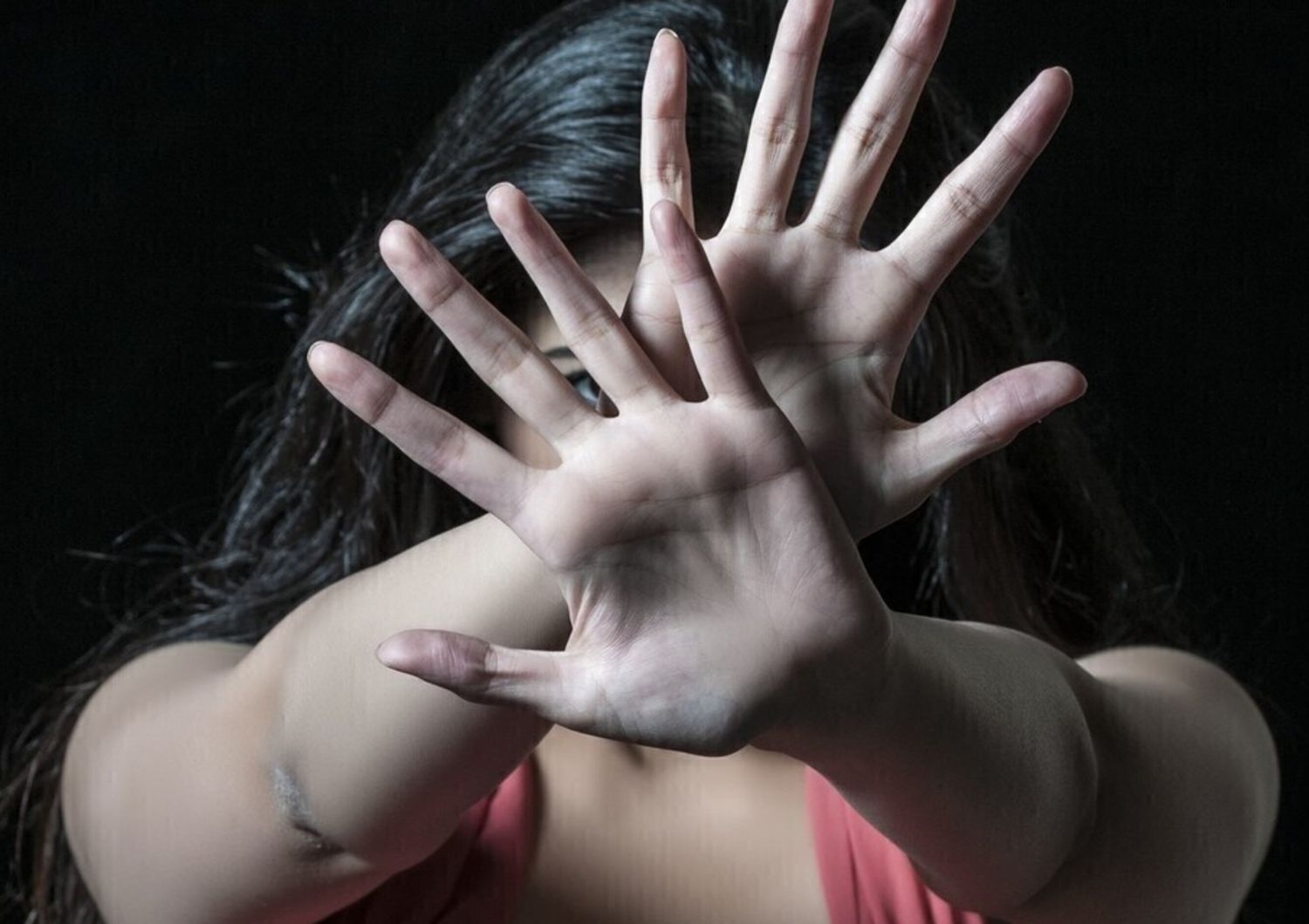 Chiudono in casa la figlia perché ha una fidanzata, arrestati i genitori