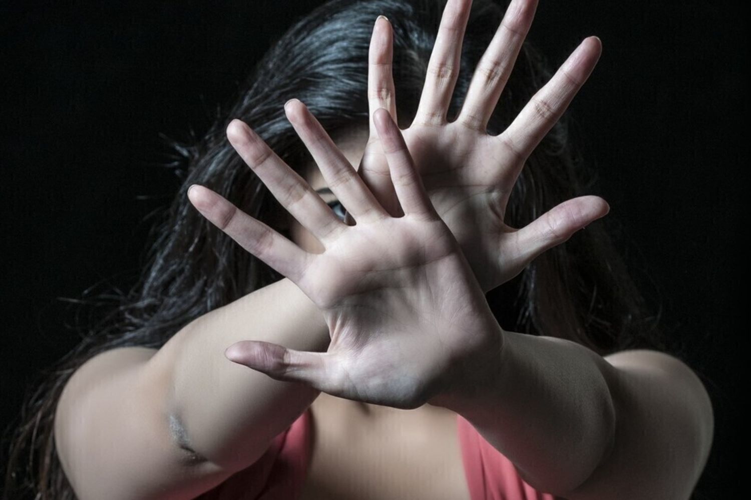 Chiudono in casa la figlia perché ha una fidanzata, arrestati i genitori