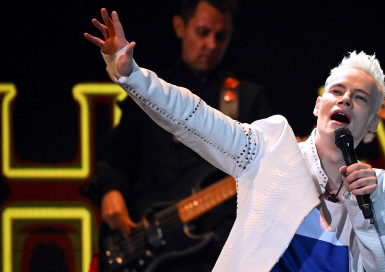 La popstar patriottica e la fustigatrice del web, la coppia hot che piace ai russi