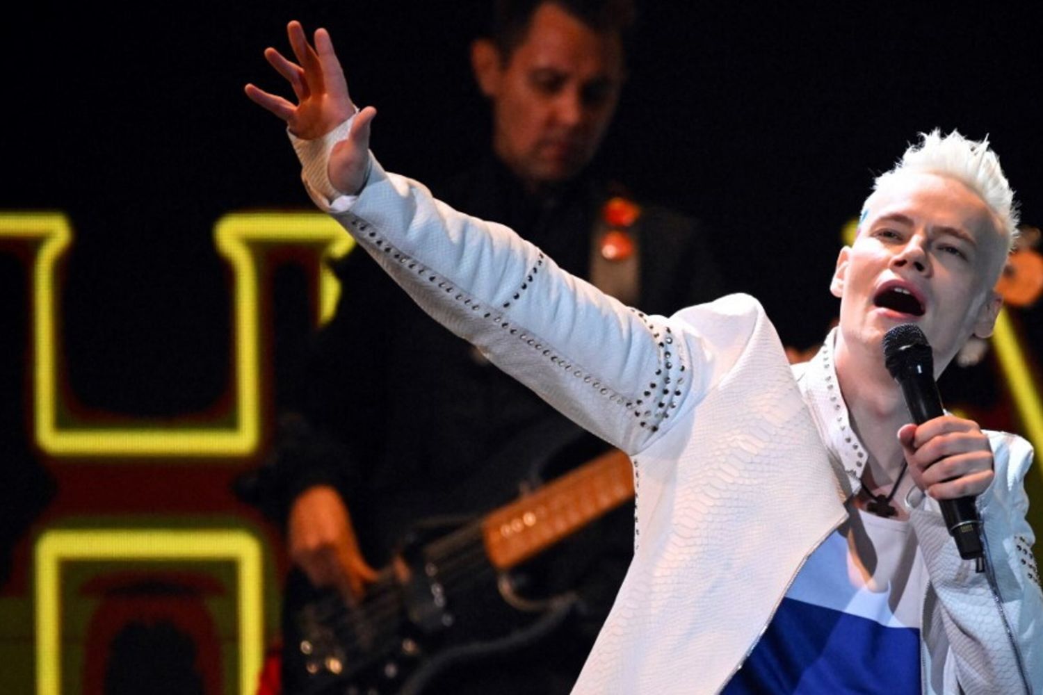 La popstar patriottica e la fustigatrice del web, la coppia hot che piace ai russi