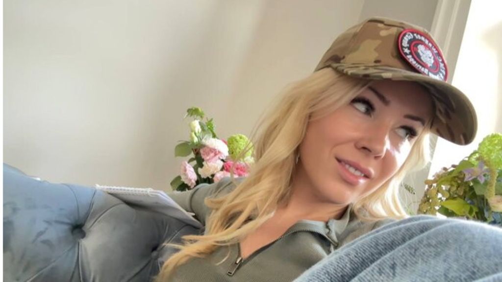 La popstar patriottica e la fustigatrice del web, la coppia hot che piace ai russi