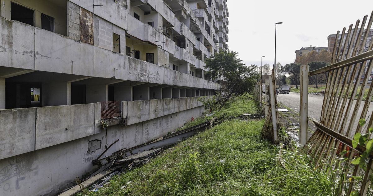 Al via la demolizione Vela Gialla a Scampia  