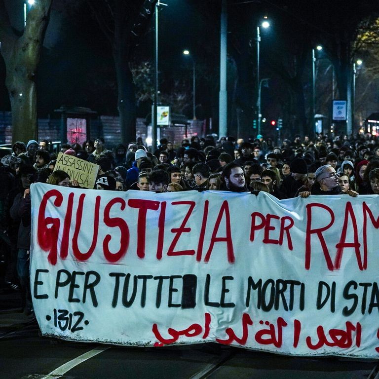 Non si trova più il palo del semaforo sotto al quale rimase incastrato Ramy