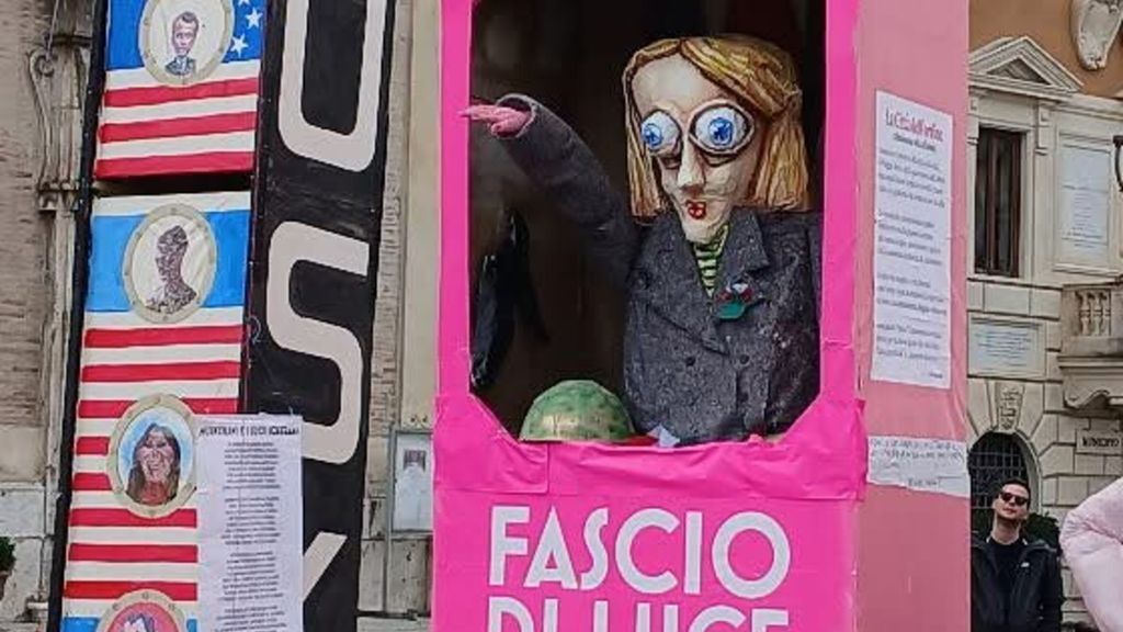 Fantoccio della premier Meloni dato alle fiamme al carnevale di Poggio Mirteto [IL VIDEO]