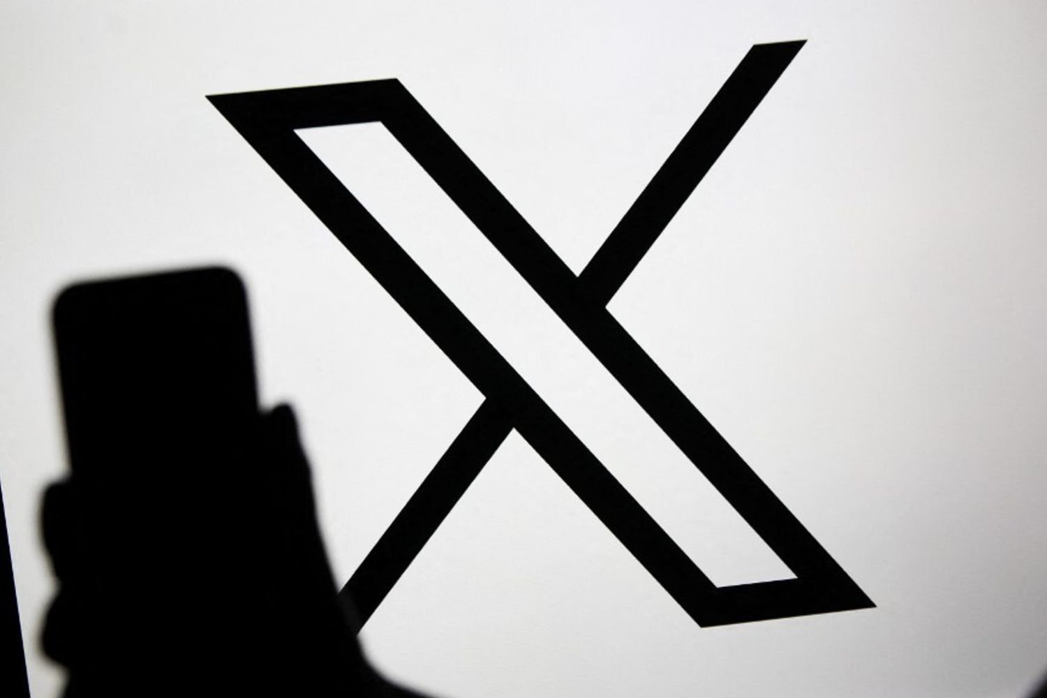 'X' in down, Musk denuncia "mega attacco hacker"