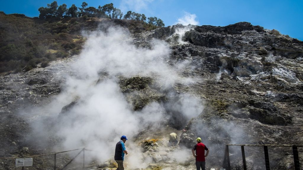 I ricercatori dell'Ingv effettuano rilievi presso la caldera dei Campi Flegrei