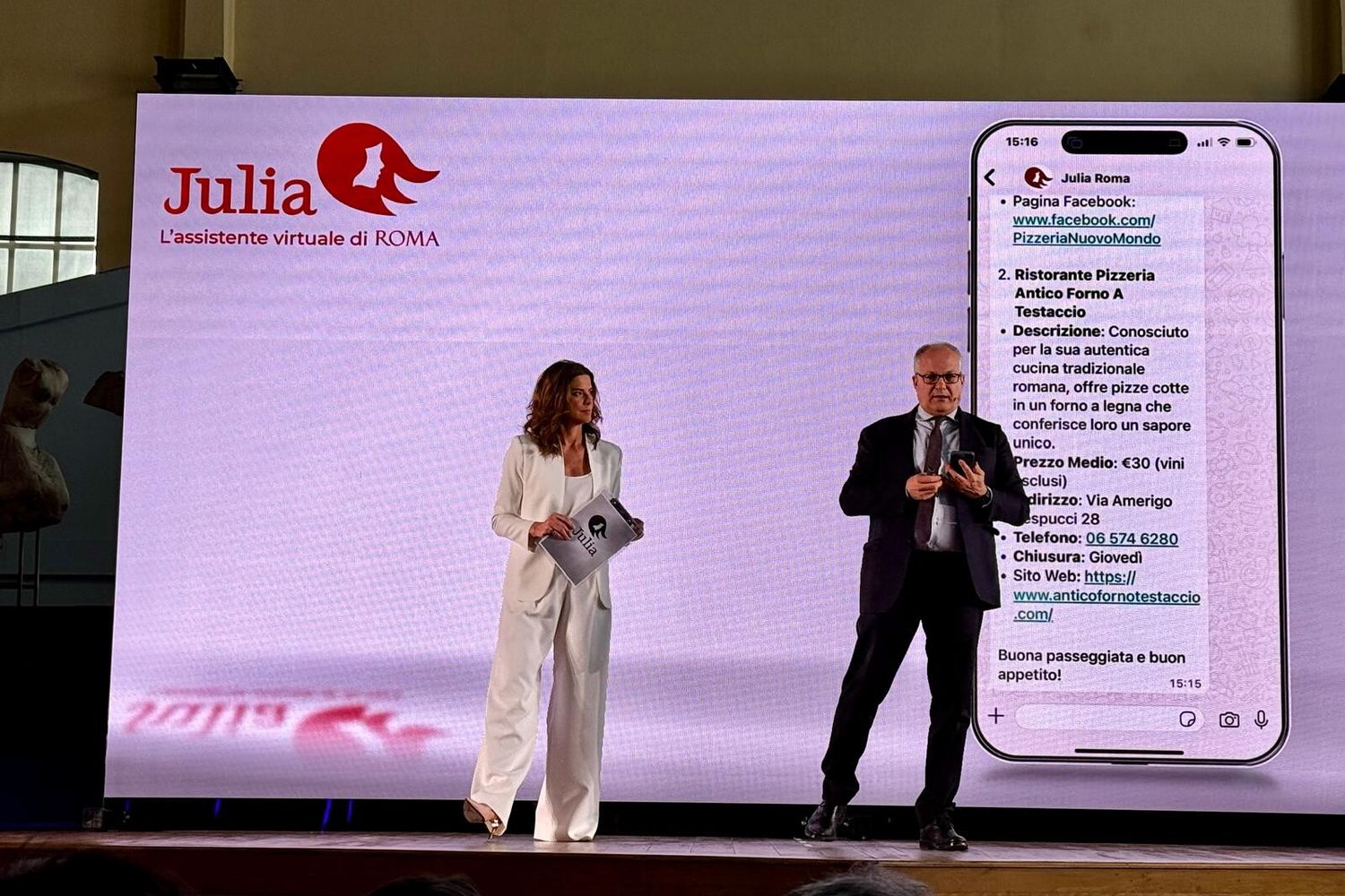 La presentazione di Julia con il sindaco Gualtieri