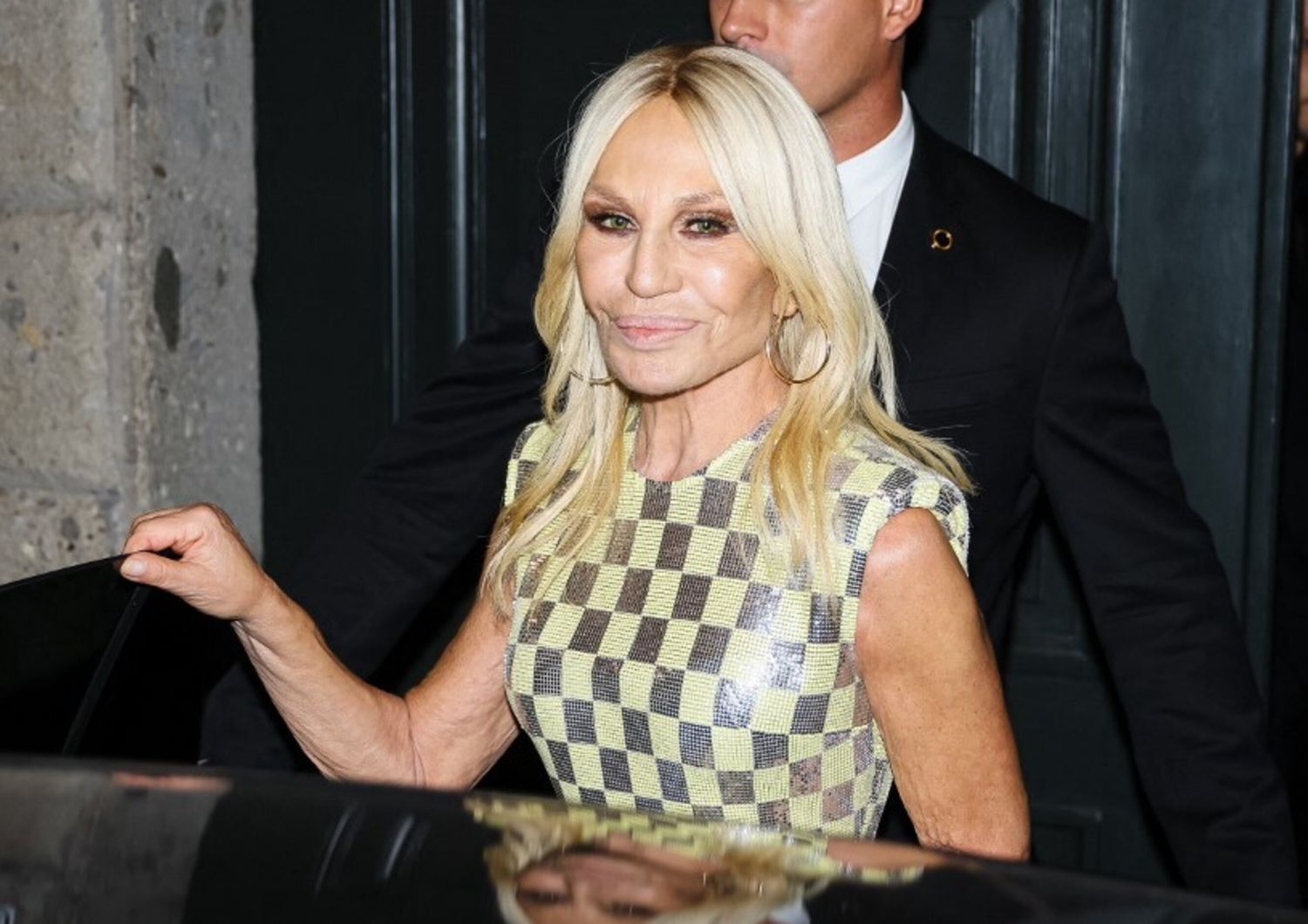 Donatella Versace lascia il ruolo di direttore artistico del brand, al suo posto Dario Vitale