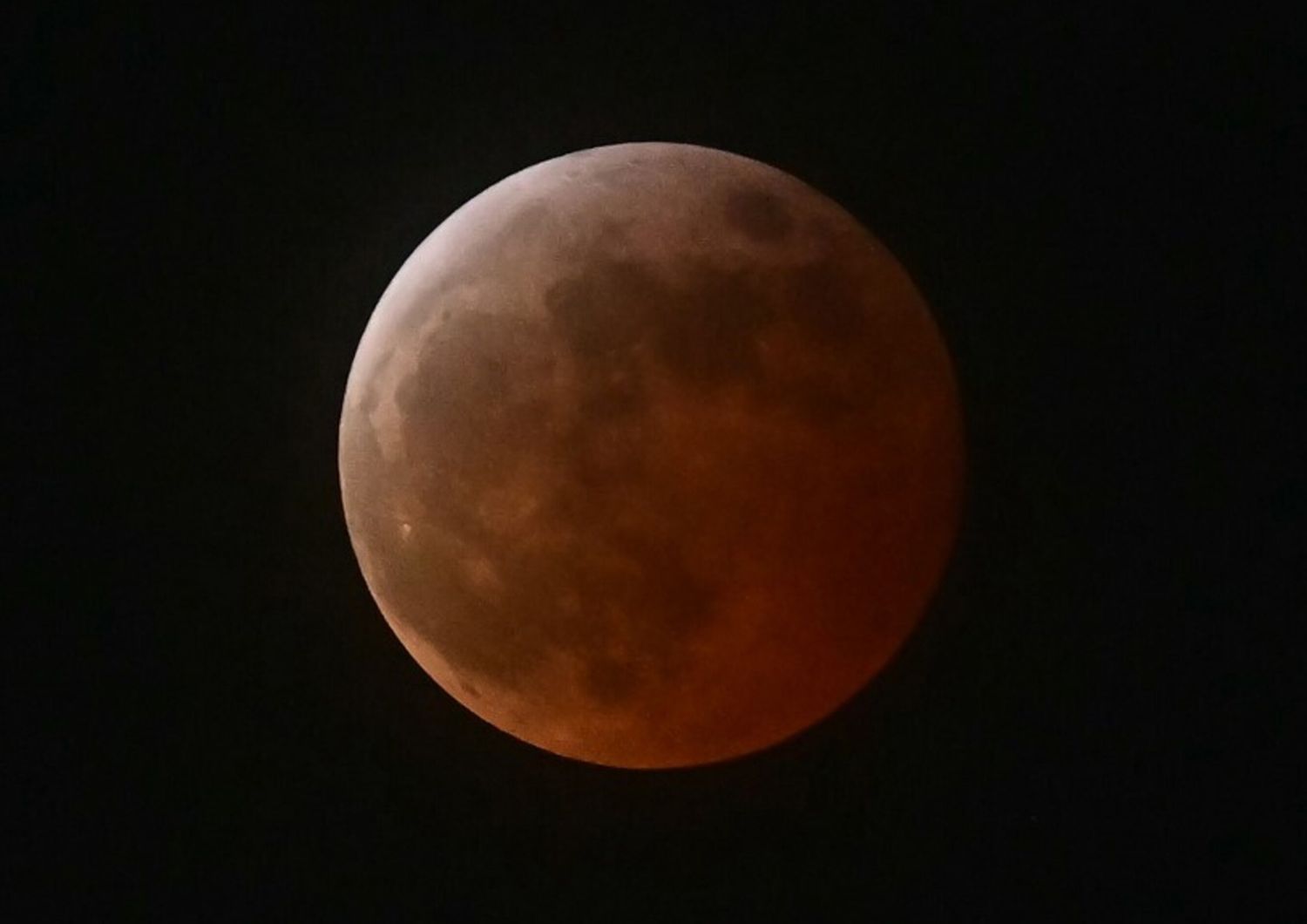 L'eclissi totale di Luna 'rosso sangue'. Visibili dall'Italia solo le prime fasi