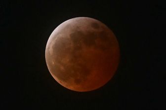 L'eclissi totale di Luna 'rosso sangue'. Visibili dall'Italia solo le prime fasi