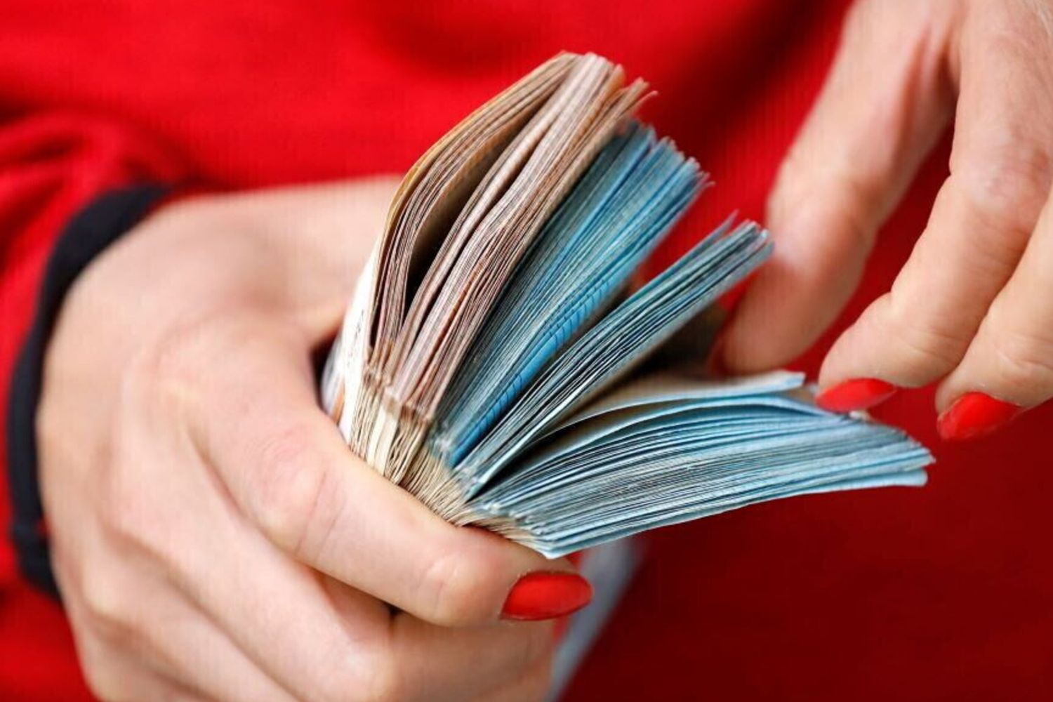 Restituiscono 1000 euro. Valditara convoca al ministero due studenti "esempio di onestà"