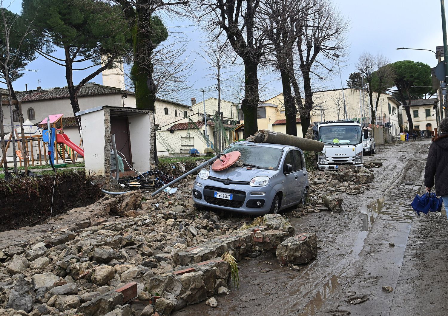Maltempo in Toscana, a Firenze torna l'allerta arancione. A Pisa resta ancora rossa. A Bologna danni per 5 milioni di euro