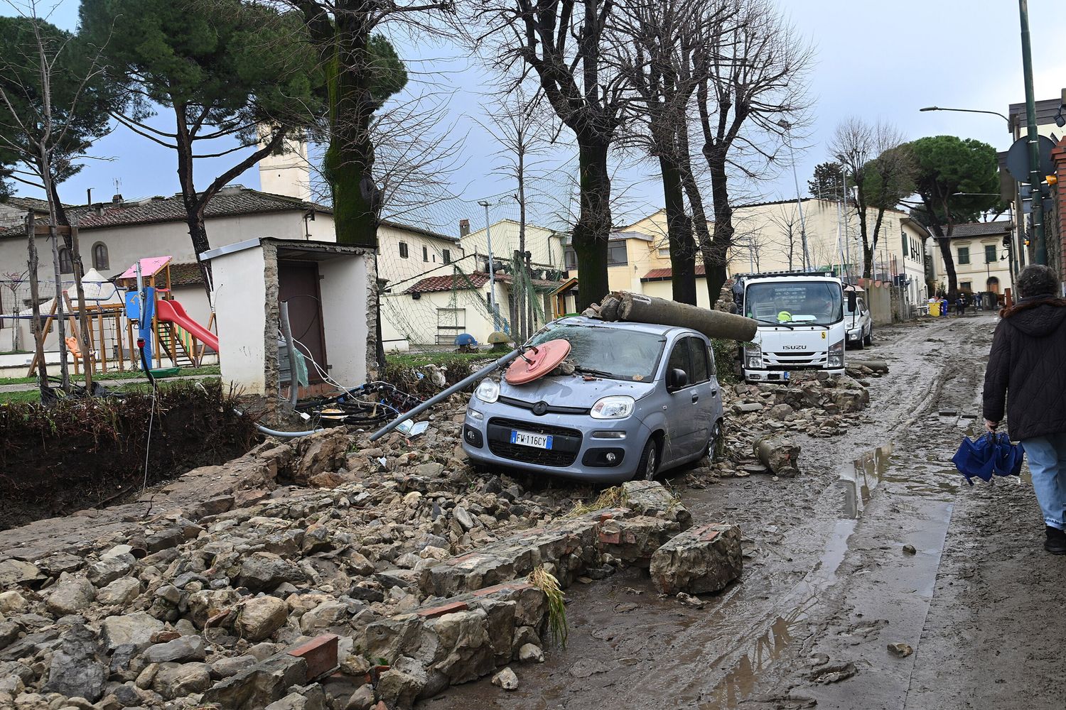 Maltempo in Toscana, a Firenze torna l'allerta arancione. A Pisa resta ancora rossa. A Bologna danni per 5 milioni di euro