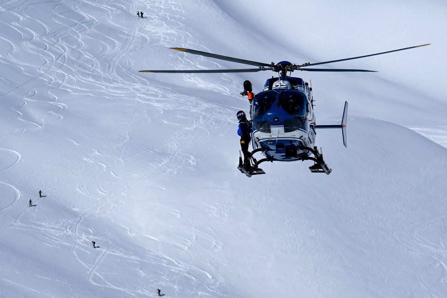 Una valanga nel Bellunese travolge tre sci alpinisti