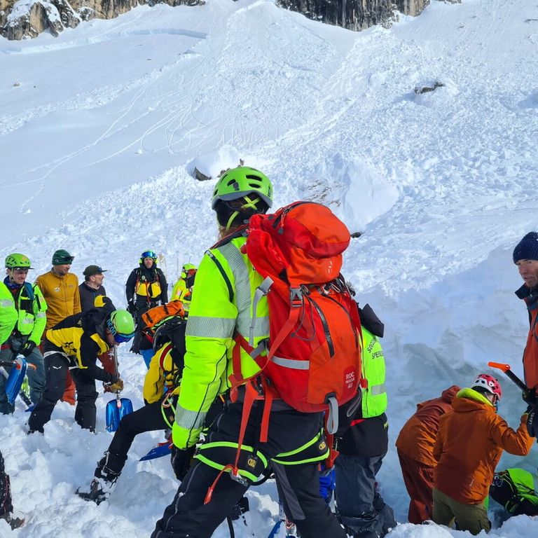 Valanga nel Bellunese, travolti tre scialpinisti. Due sono gravi. Incidenti anche in altre regioni