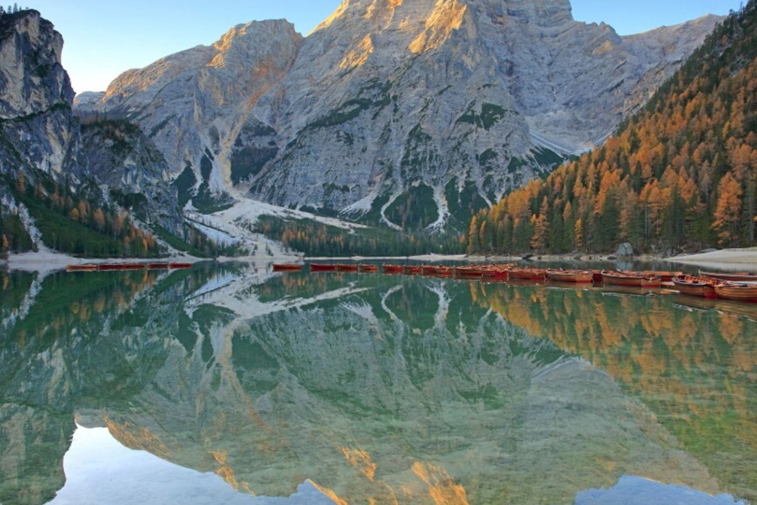Al lago di Braies un'ora di parcheggio costa anche 10 euro. La spiegazione dell'Azienda turistica