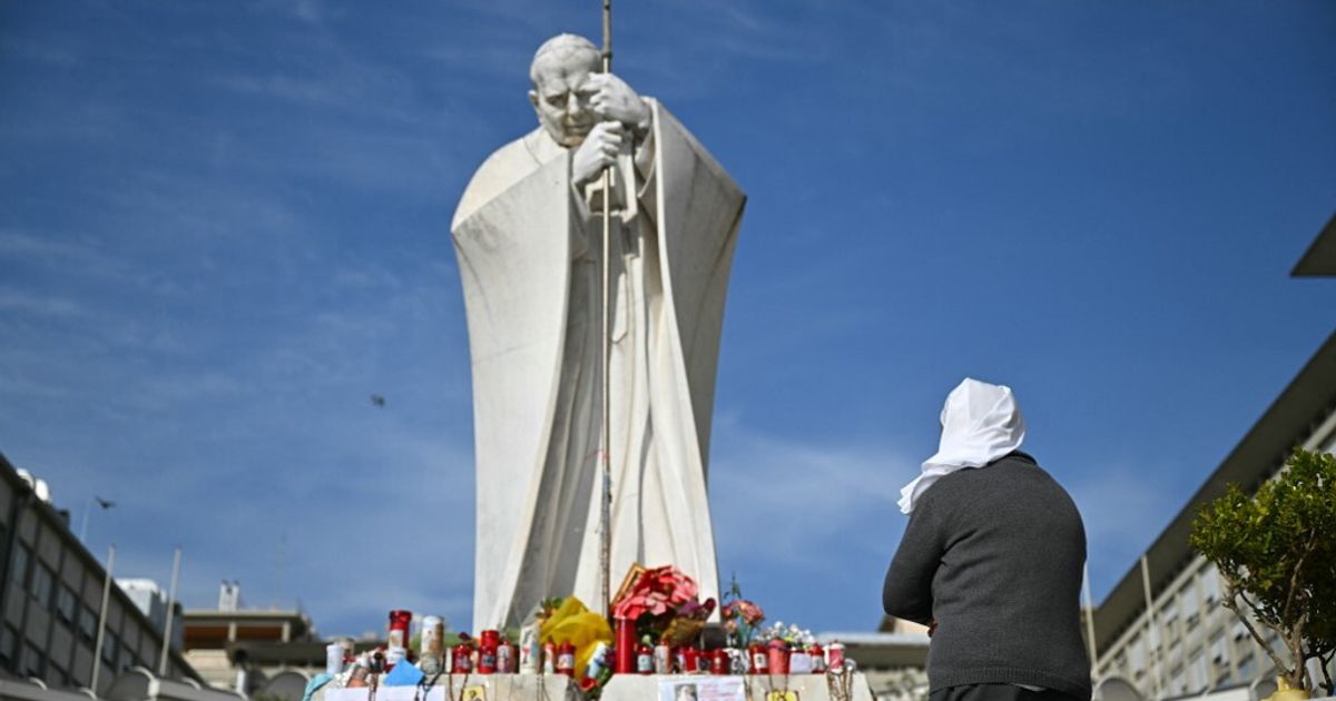 Tecnici al lavoro al Gemelli. Il Papa prepara un Angelus a sorpresa?