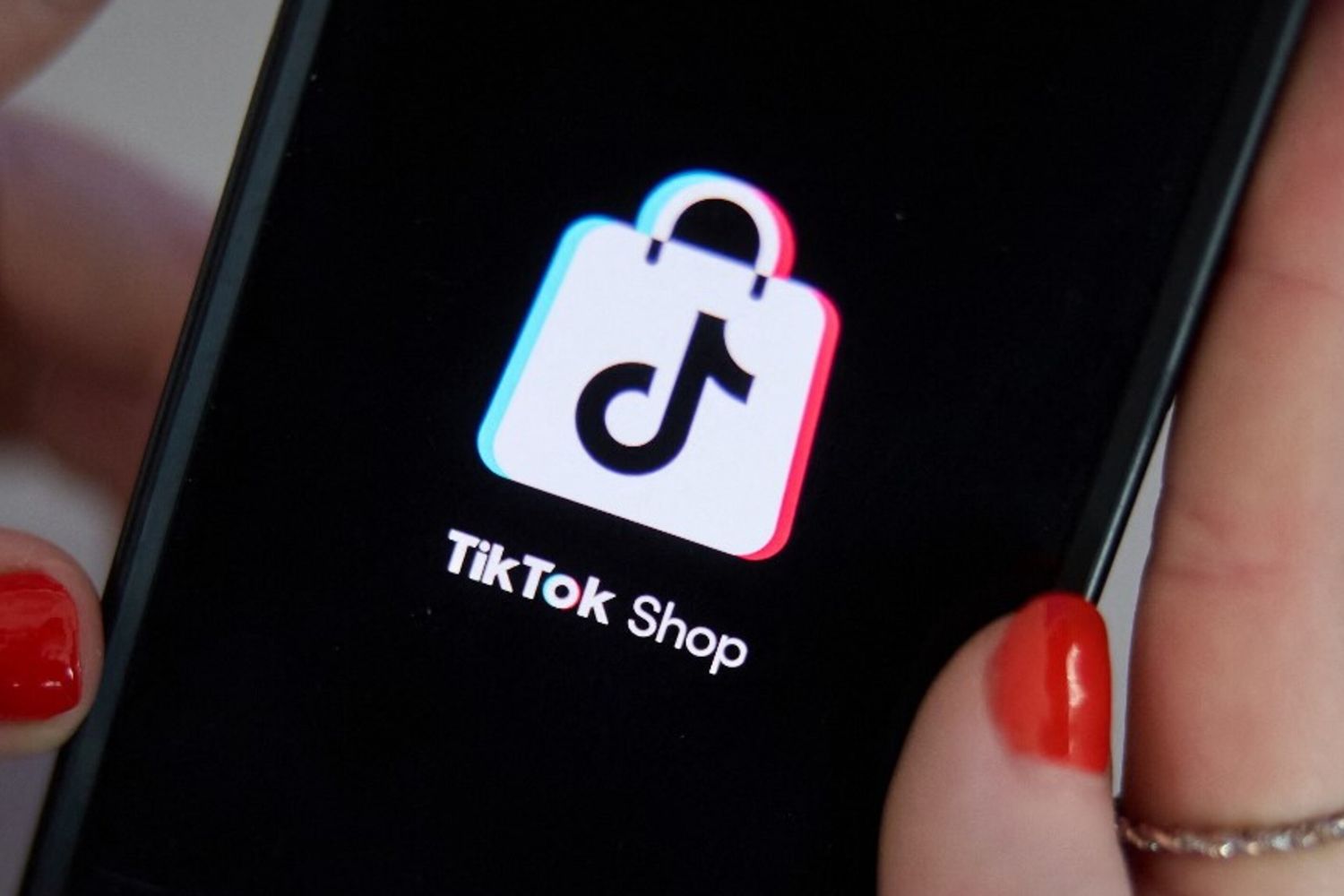 Troppe critiche per 'body shaming', TikTok rimuove il filtro per diventare "paffuti"
