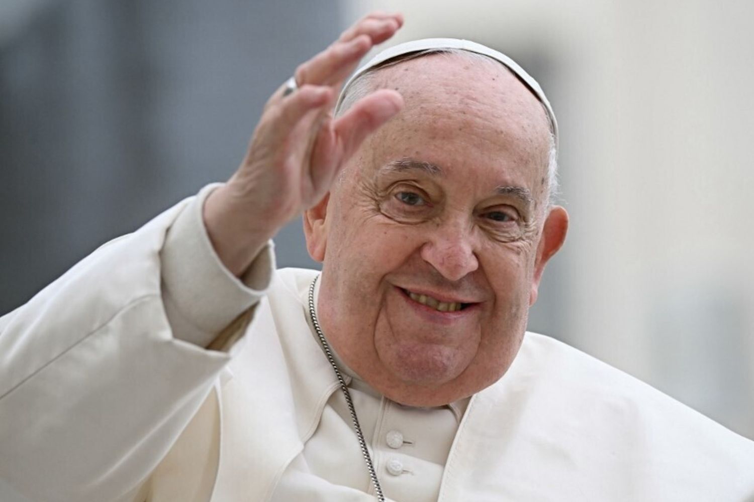 Il Papa migliora ma c'è chi parla di dimissioni