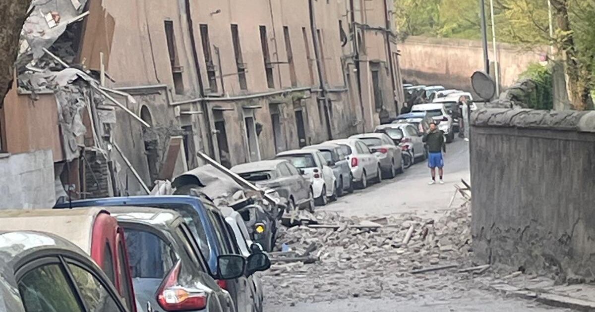 Esplosione nel quartiere Monteverde: crolla una palazzina. Donna viva sotto le macerie