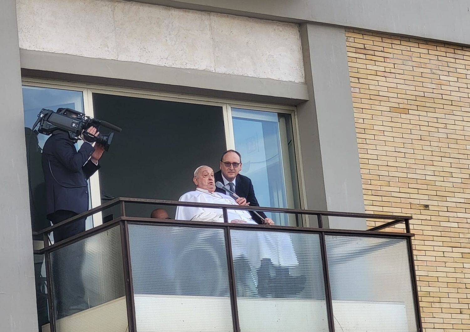 Torna Papa Francesco. Dalla finestra del Gemelli ha ringraziato una donna con i fiori gialli