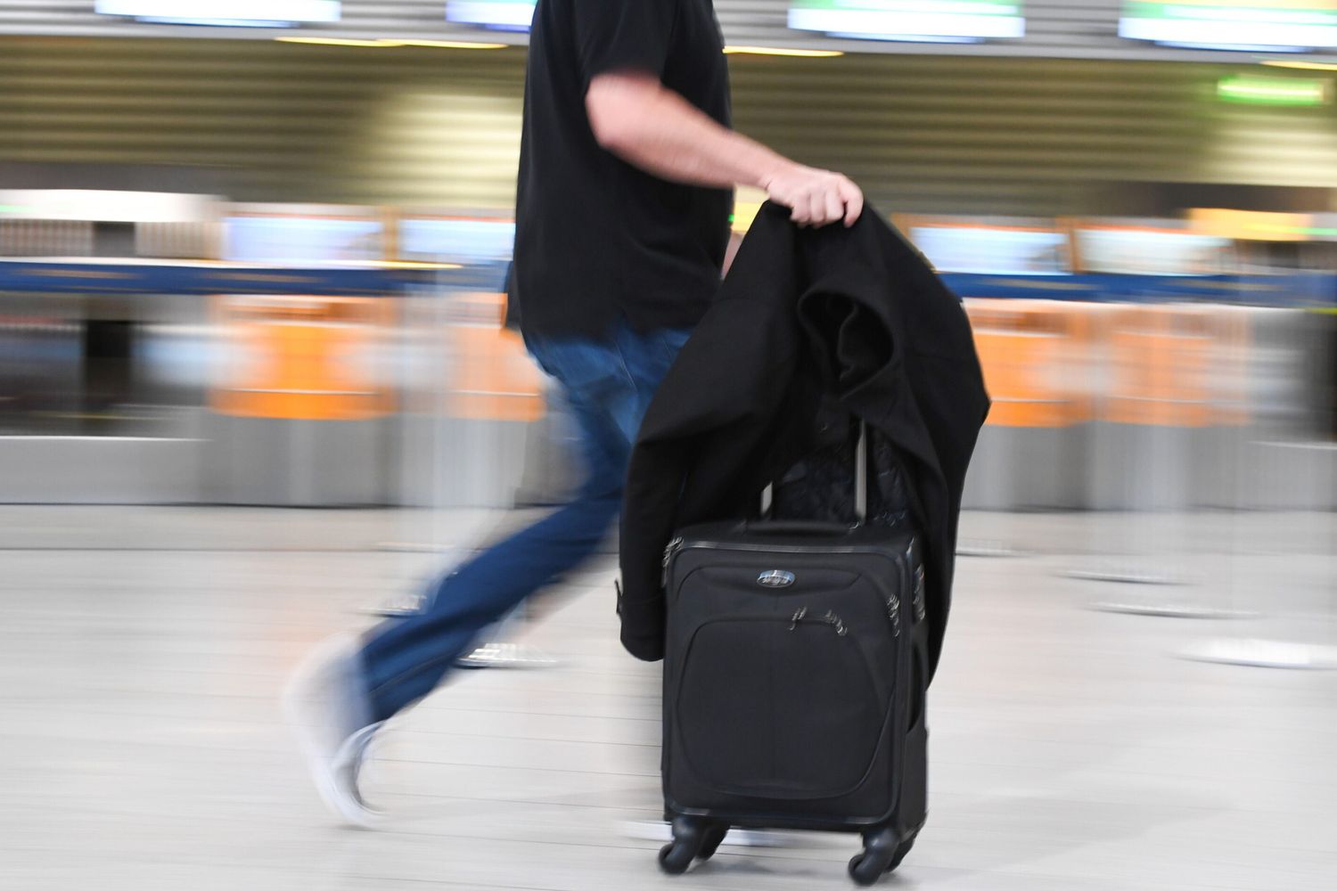 Un passeggero con un bagaglio a mano