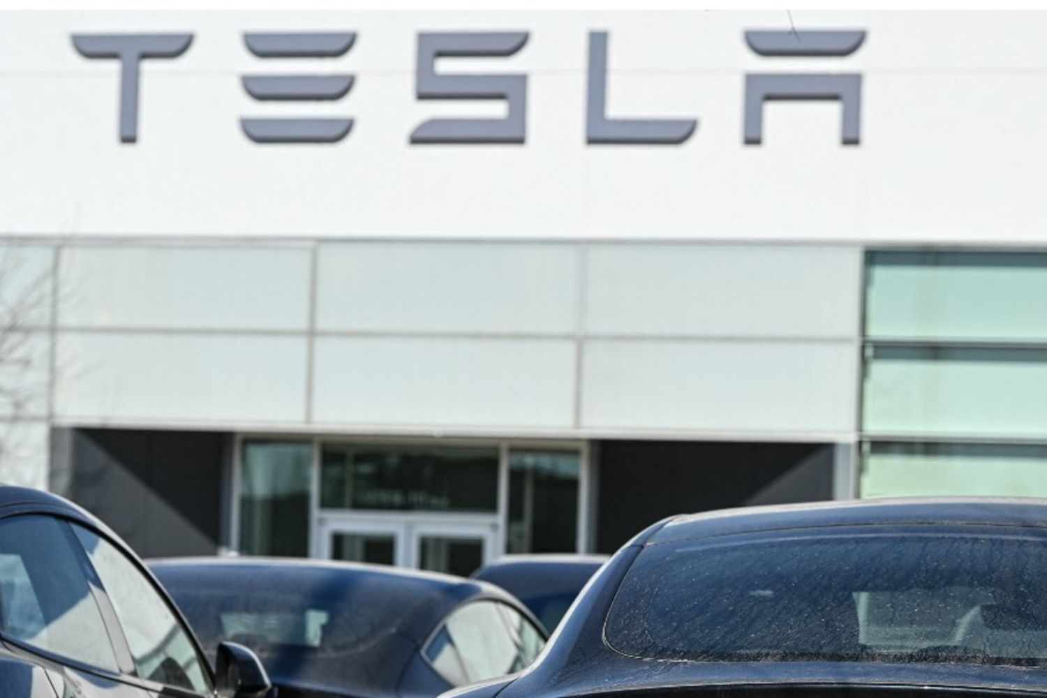 Crollano le vendite di Tesla in Europa: calo del 44% a febbraio