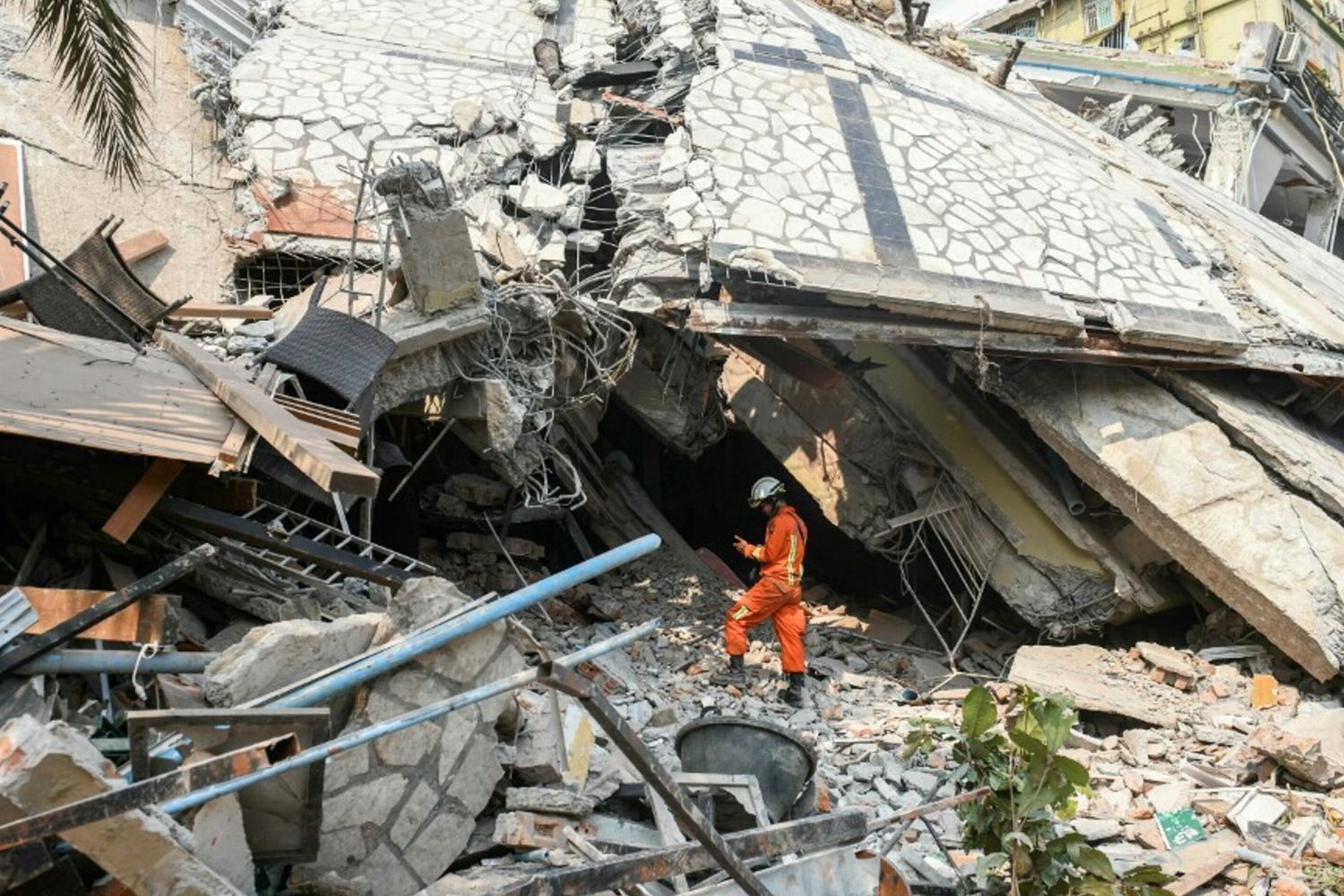 Almeno 1.000 morti e 2.400 feriti per il terremoto in Myanmar. Cento persone intrappolate nel crollo di un edificio