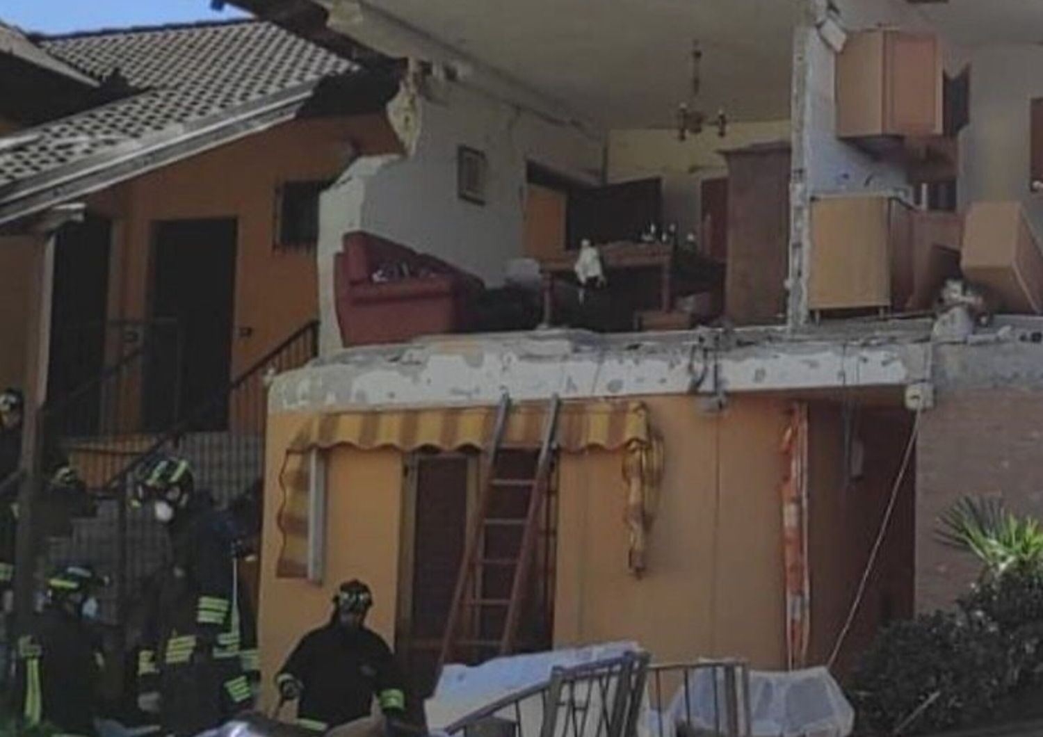 esplosione palazzina pavia intervento vigili fuoco