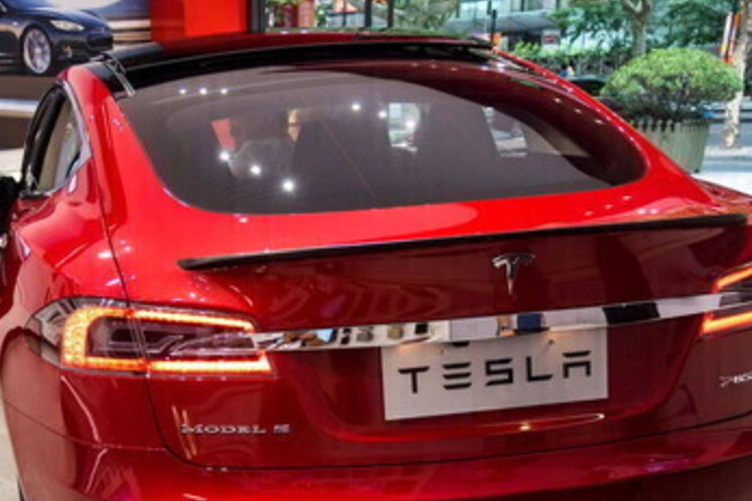 Incendio in una concessionaria Tesla a Roma, distrutte 17 auto