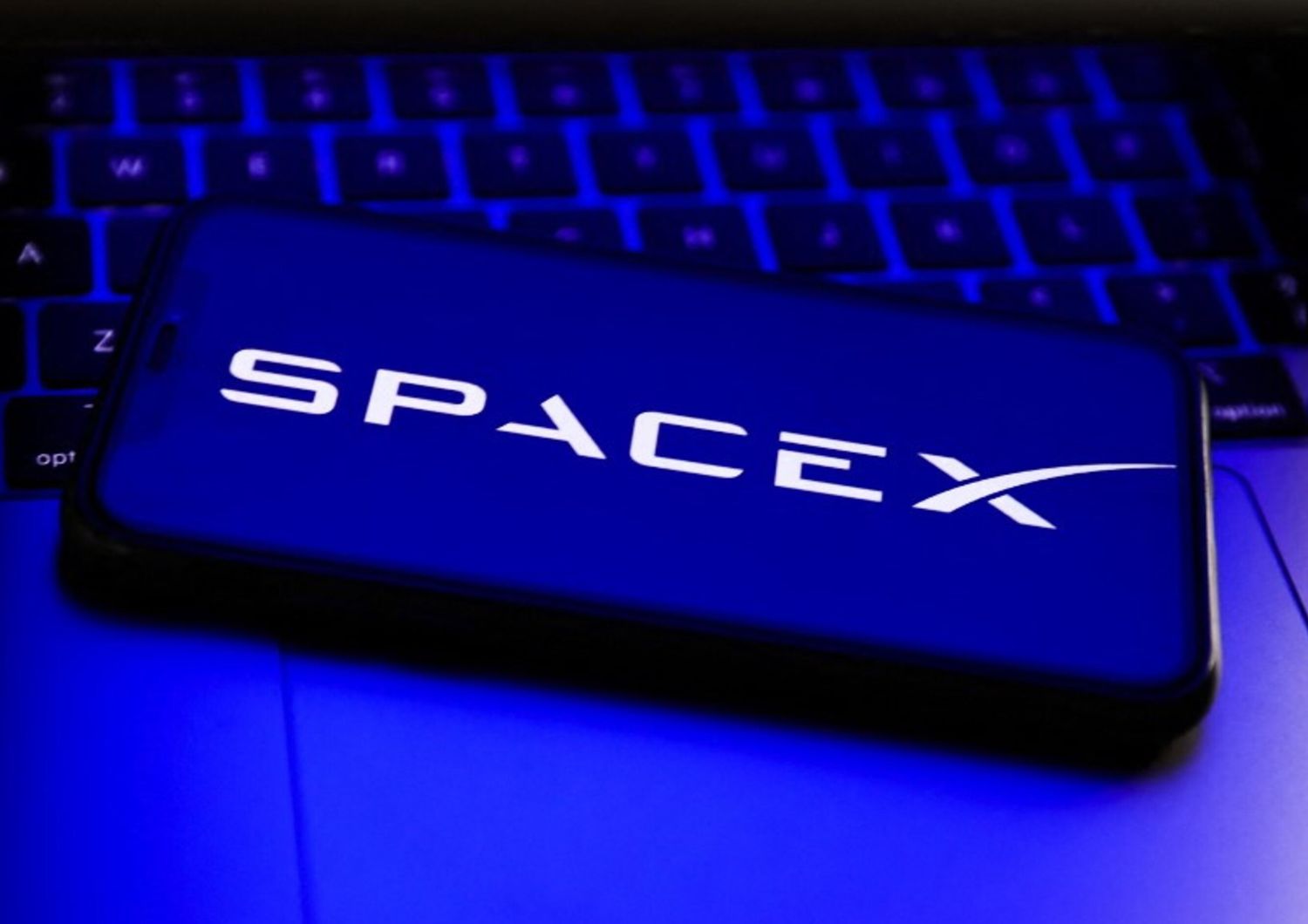 elon-musk-vs-apple-sfida-spaziale-telefonia-satellitare