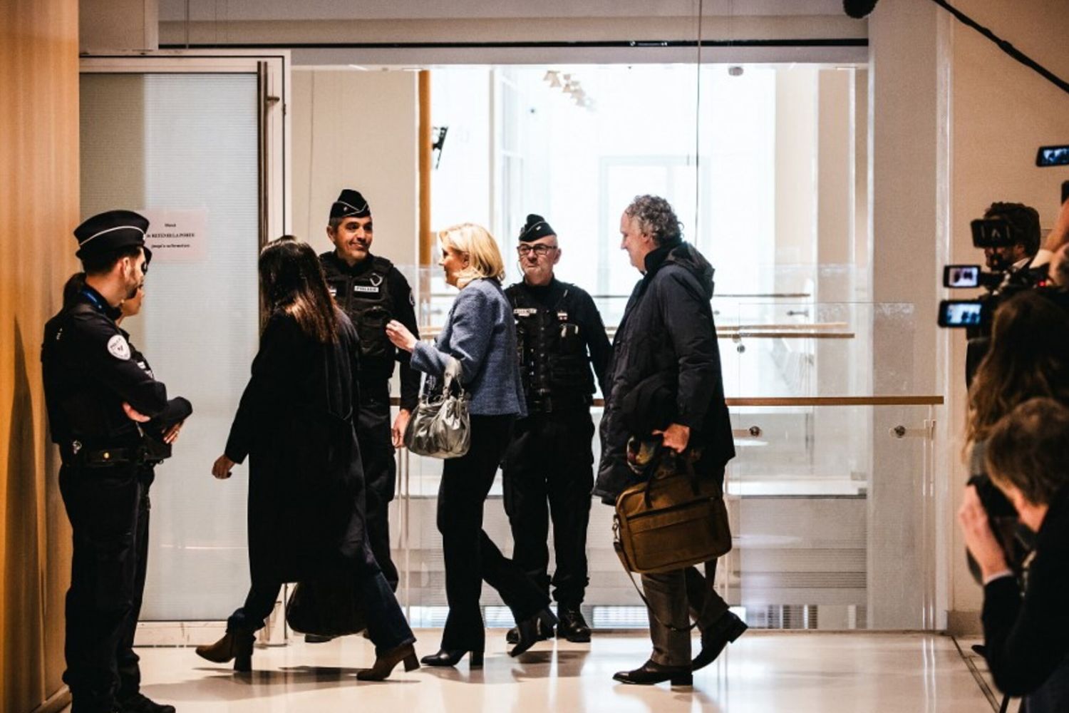 Marine Le Pen entra in tribunale