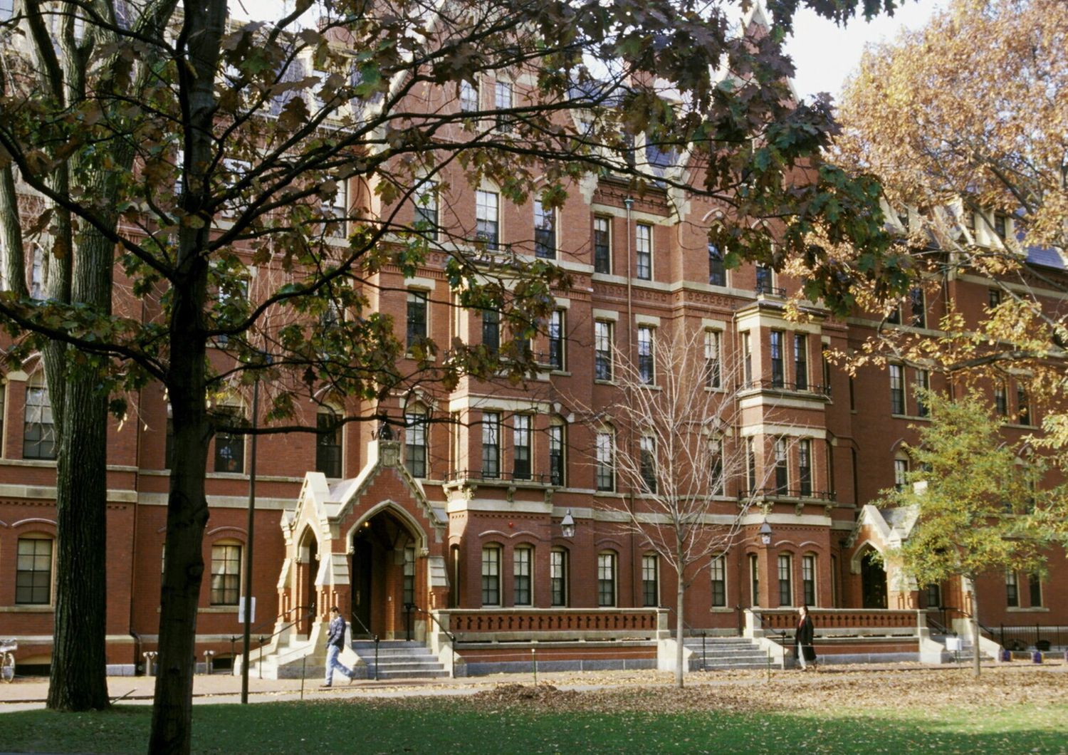 Accuse di antisemitismo nel campus, il governo Usa 'congela' i fondi a Harvard