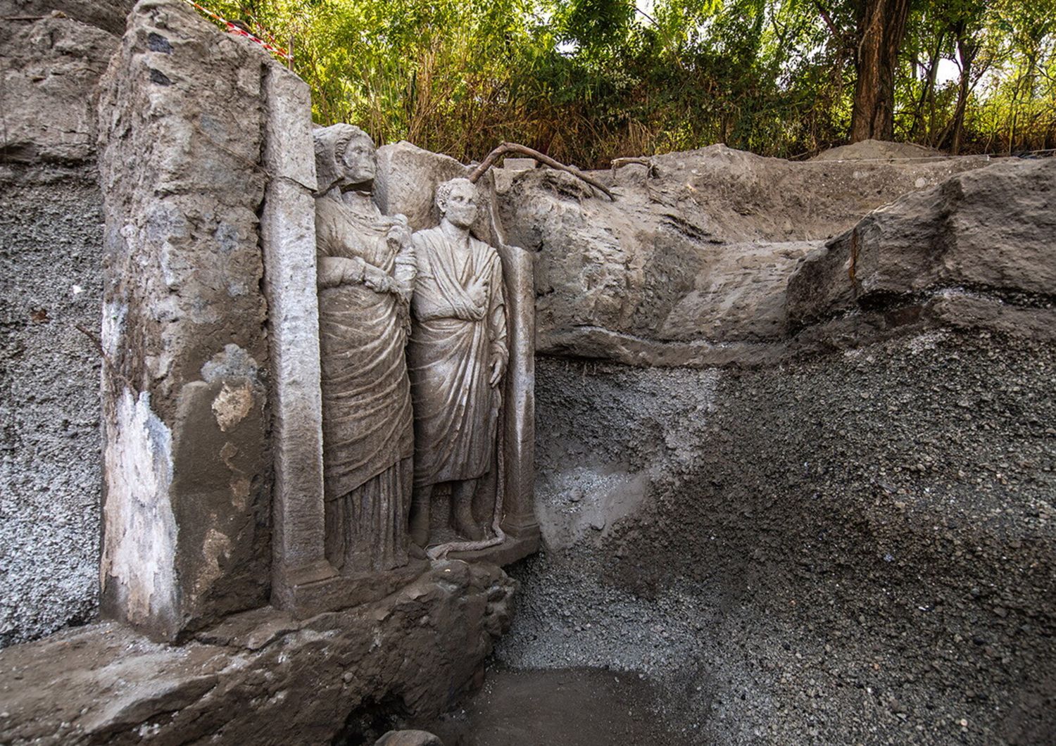 Scoperto a Pompei il rilievo funebre di una coppia a dimensioni reali
